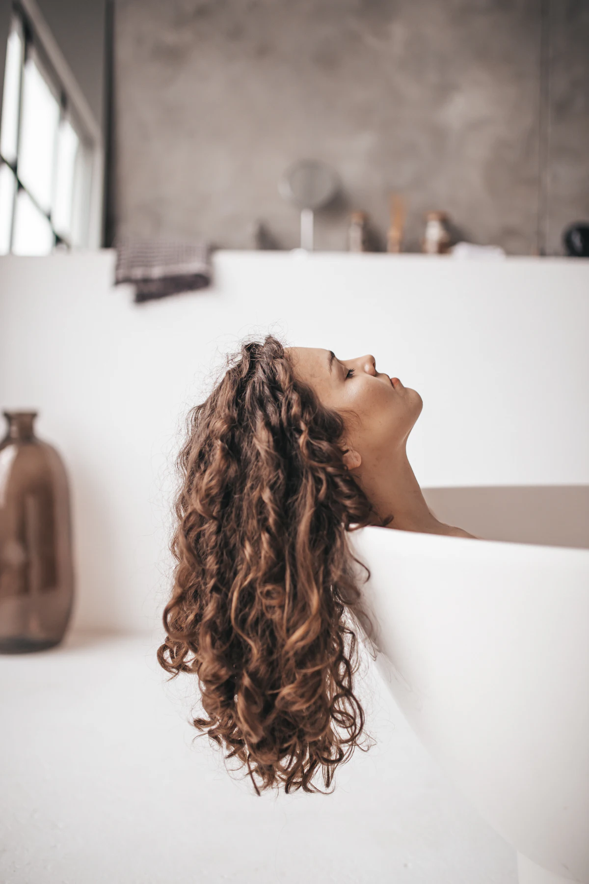 Cabelo longo e ondulado, brilhante, depois do banho